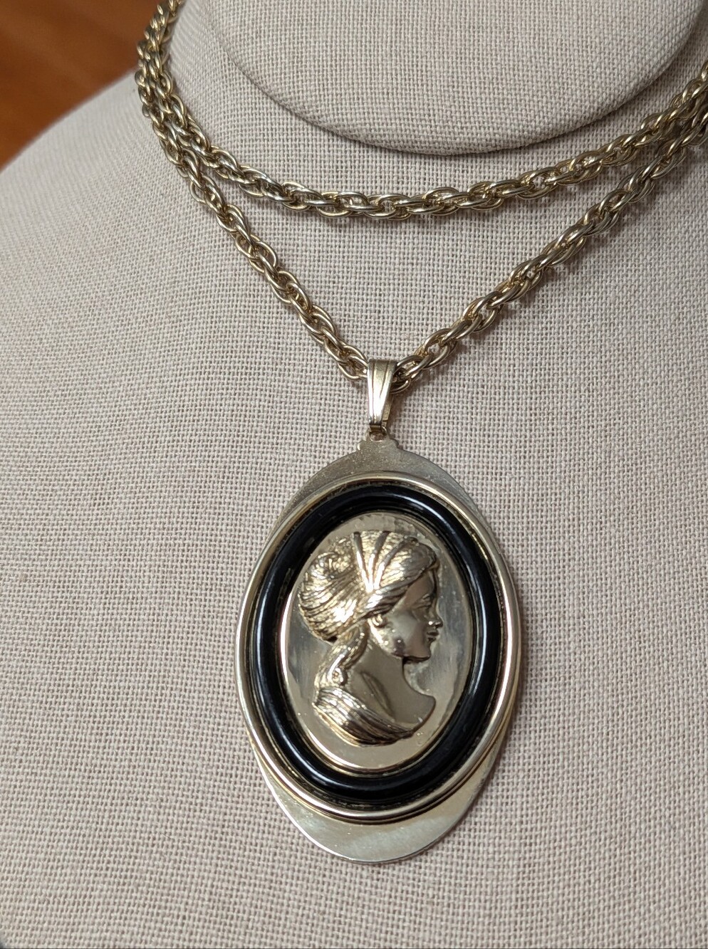 Vintage 1970s Avon Cameo Necklace